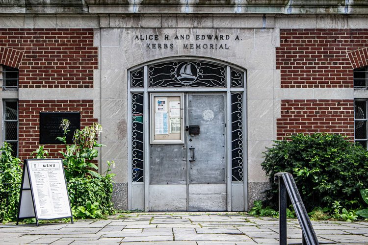 The entrance of the Alice H